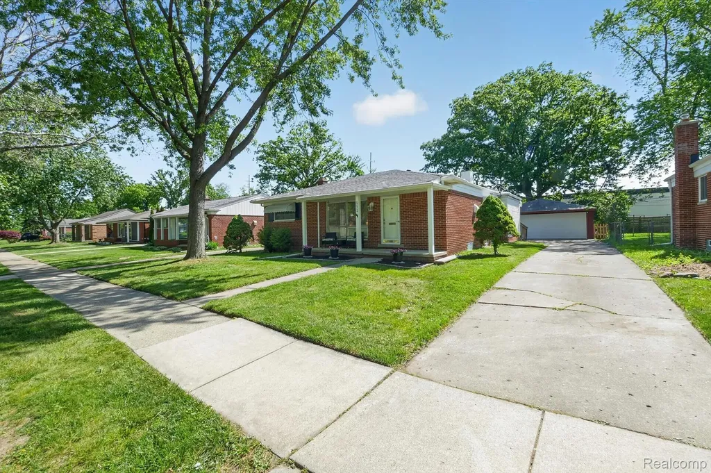 512 Redwood Drive Troy City MI 48083