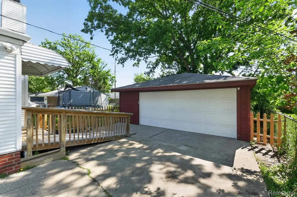 512 Redwood Drive Troy City MI 48083