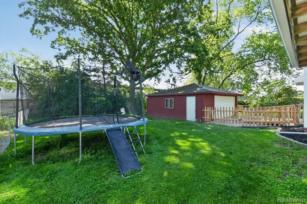 512 Redwood Drive Troy City MI 48083
