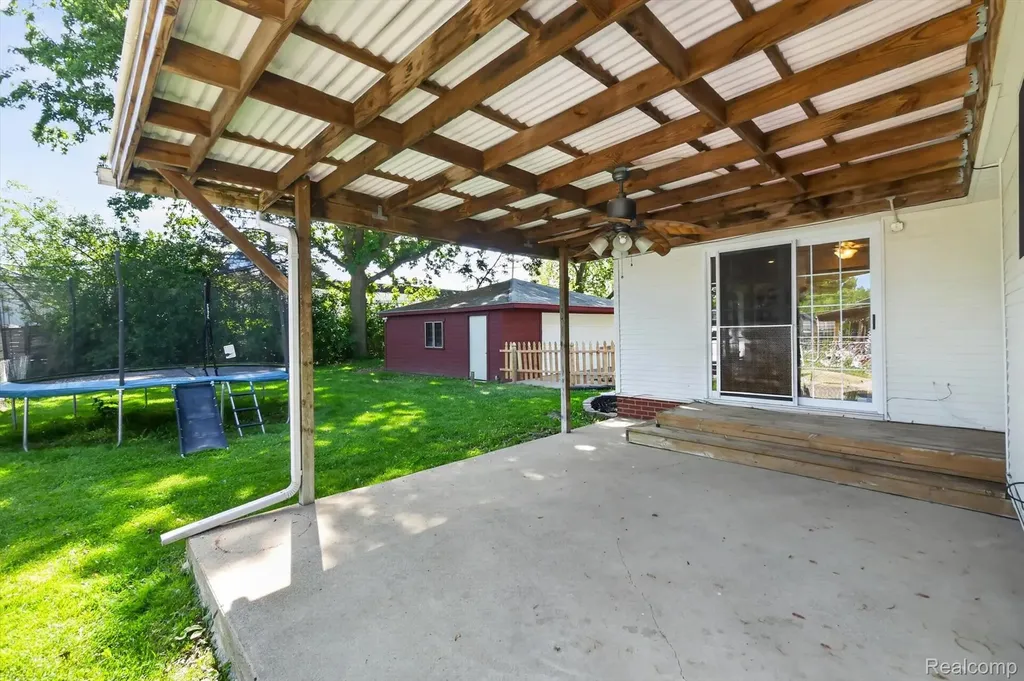 512 Redwood Drive Troy City MI 48083