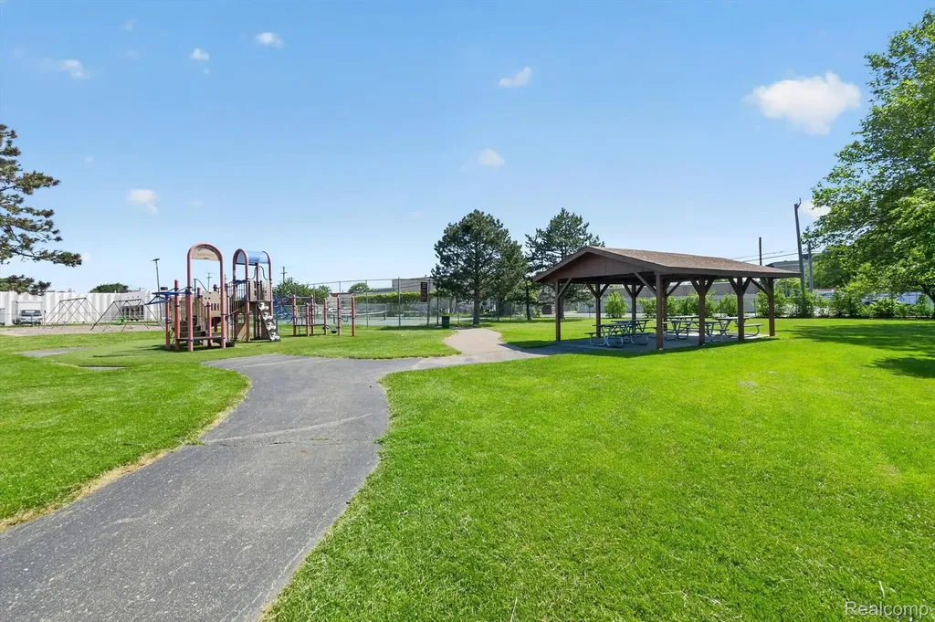 512 Redwood Drive Troy City MI 48083