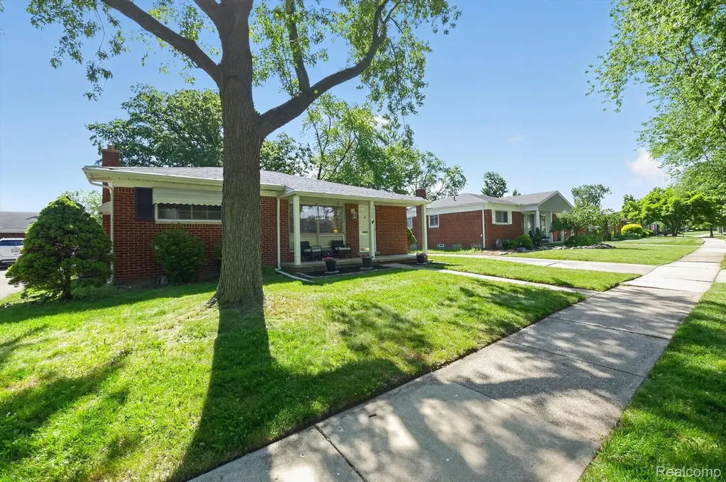 512 Redwood Drive Troy City MI 48083