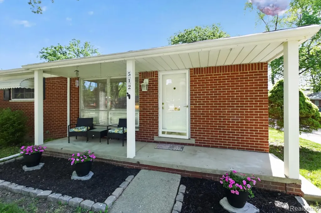 512 Redwood Drive Troy City MI 48083