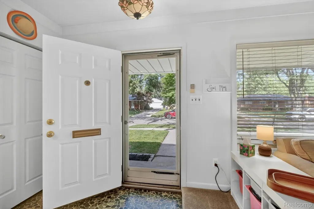 512 Redwood Drive Troy City MI 48083