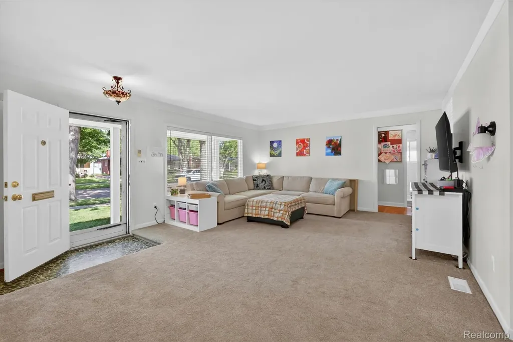 512 Redwood Drive Troy City MI 48083