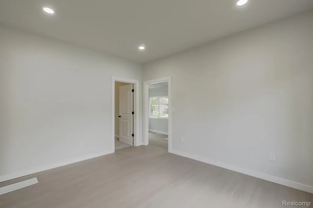 1089 Myrtle Avenue Waterford Charter Township MI 48328