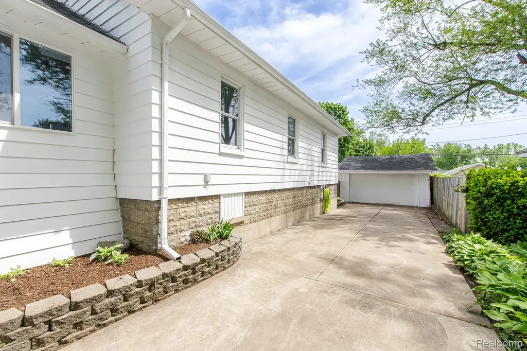 1089 Myrtle Avenue Waterford Charter Township MI 48328