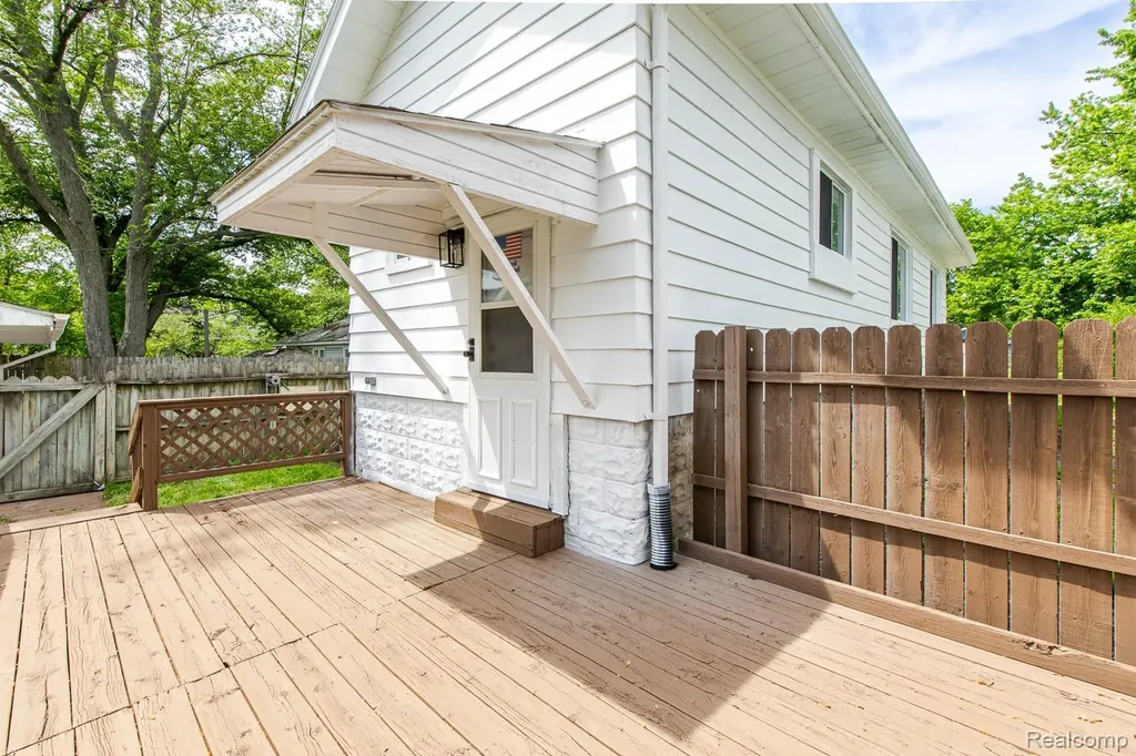 1089 Myrtle Avenue Waterford Charter Township MI 48328