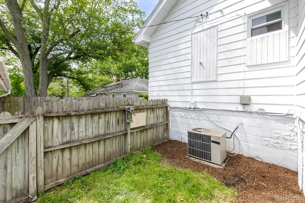 1089 Myrtle Avenue Waterford Charter Township MI 48328