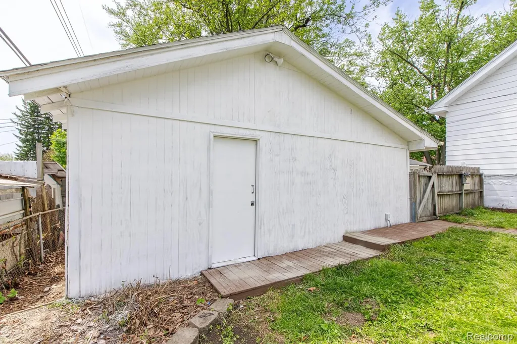 1089 Myrtle Avenue Waterford Charter Township MI 48328