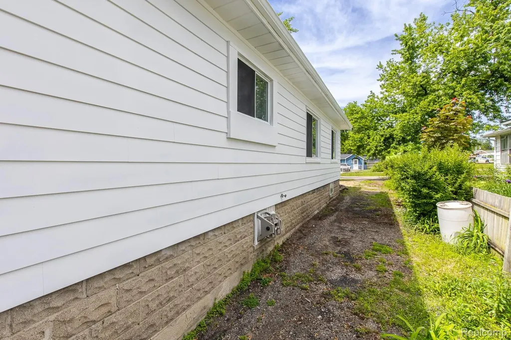 1089 Myrtle Avenue Waterford Charter Township MI 48328