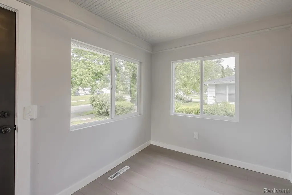 1089 Myrtle Avenue Waterford Charter Township MI 48328
