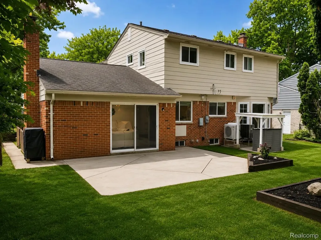 30745 Red Maple Lane Southfield City MI 48076