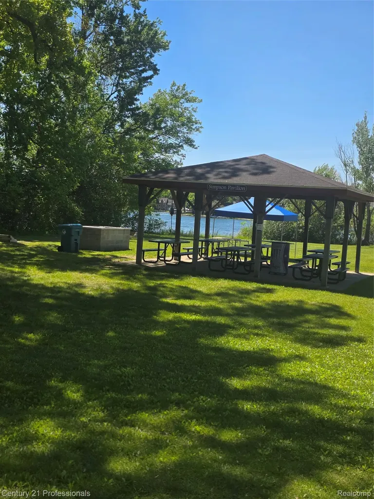Na Vl Rio Vista Commerce Charter Township MI 48382