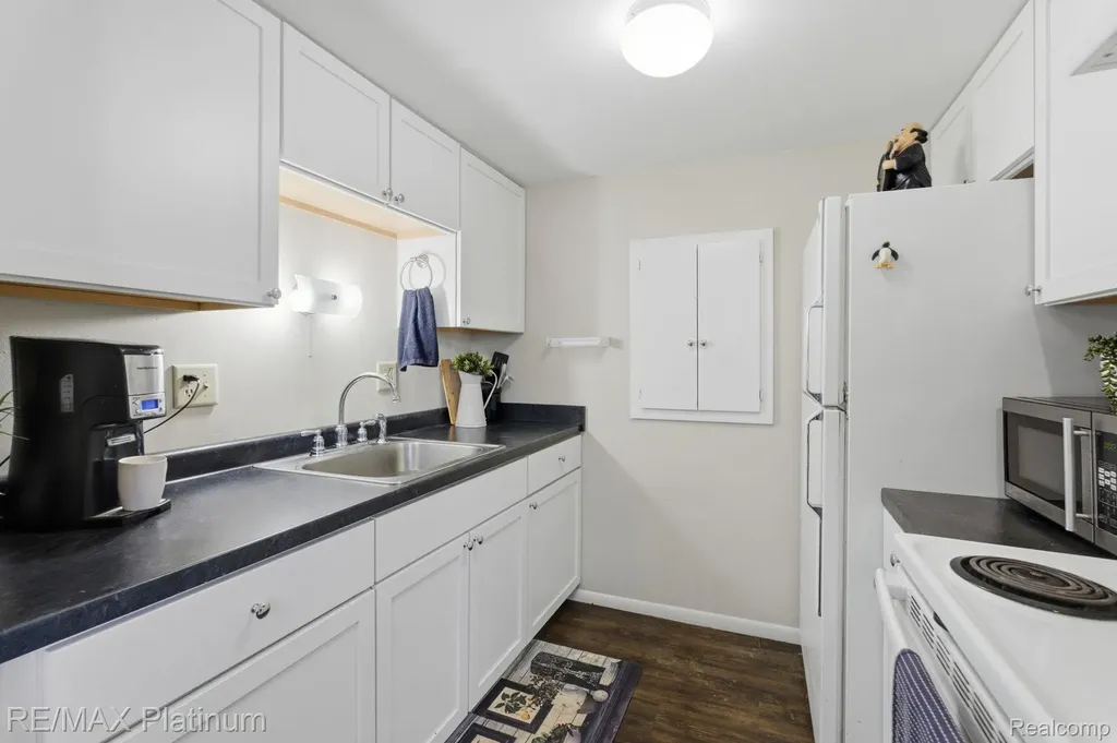 25323 Franklin Terrace South Lyon City MI 48178