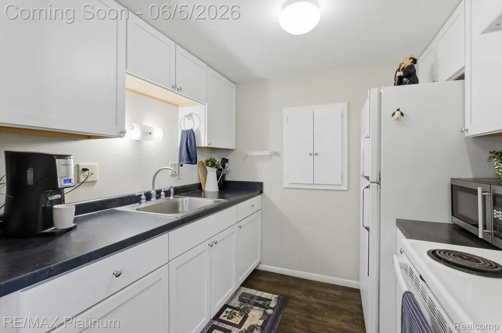 25323 Franklin Terrace South Lyon City MI 48178