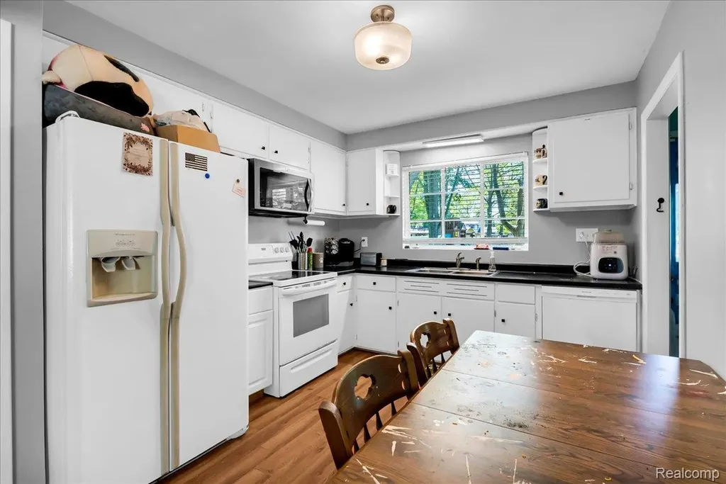 39401 Long Street Harrison Charter Township MI 48045