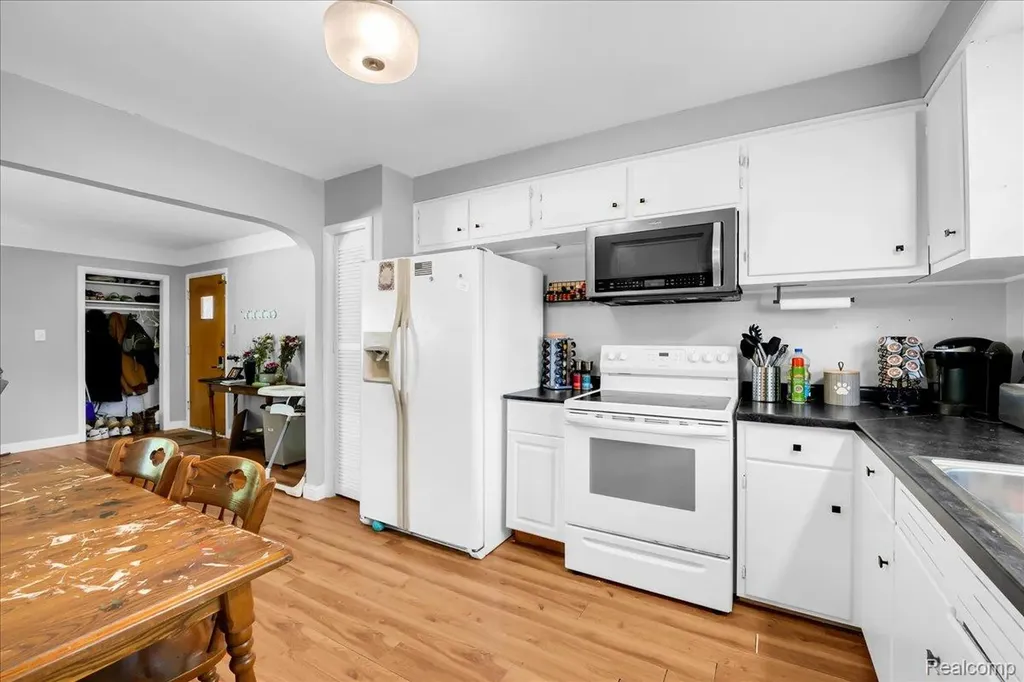 39401 Long Street Harrison Charter Township MI 48045