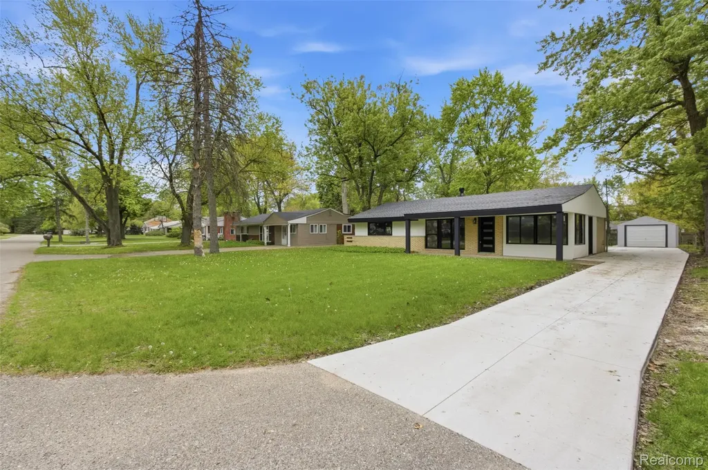 2483 Walce Drive West Bloomfield Charter Township MI 48324