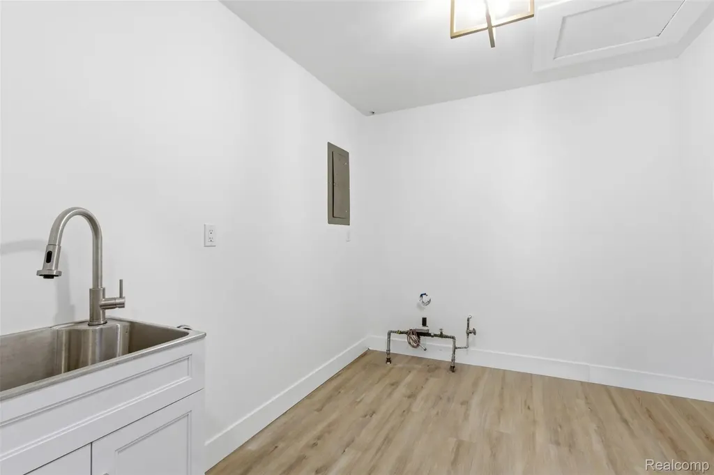 2483 Walce Drive West Bloomfield Charter Township MI 48324