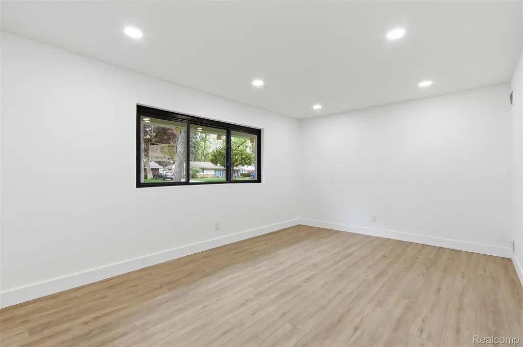 2483 Walce Drive West Bloomfield Charter Township MI 48324