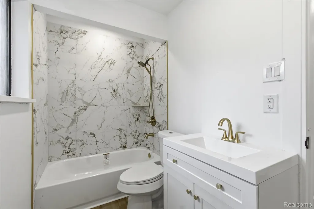 2483 Walce Drive West Bloomfield Charter Township MI 48324