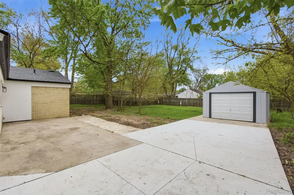 2483 Walce Drive West Bloomfield Charter Township MI 48324