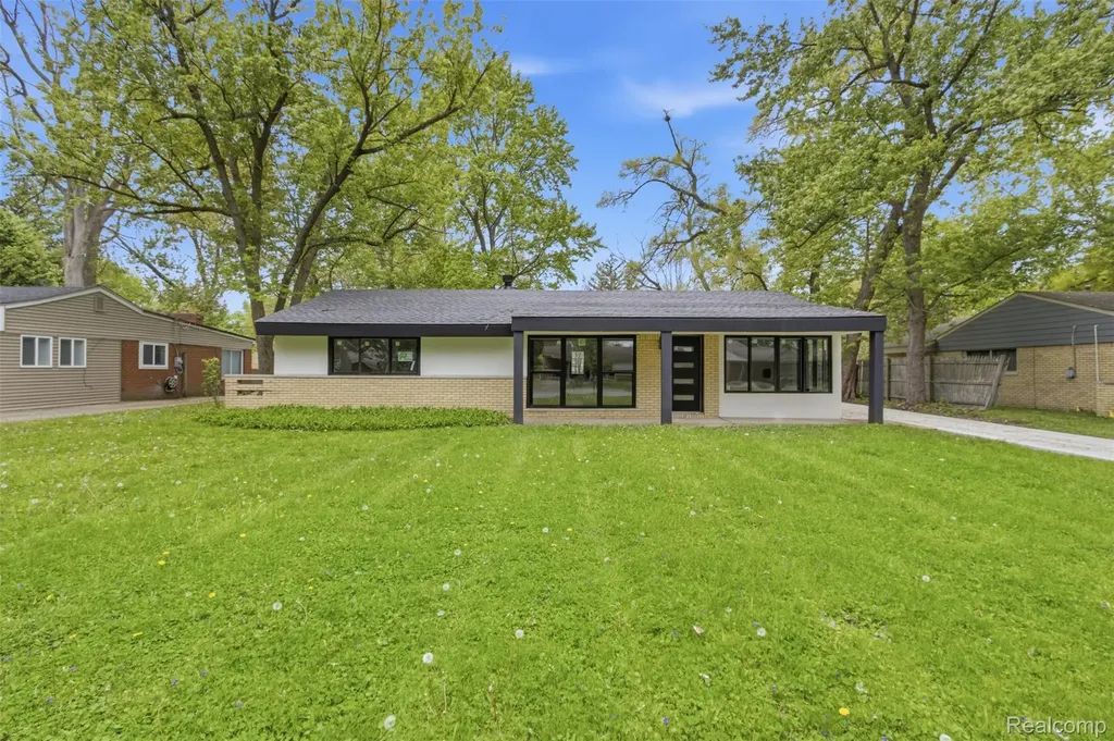 2483 Walce Drive West Bloomfield Charter Township MI 48324
