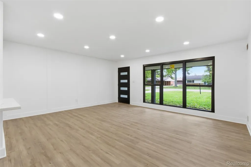 2483 Walce Drive West Bloomfield Charter Township MI 48324