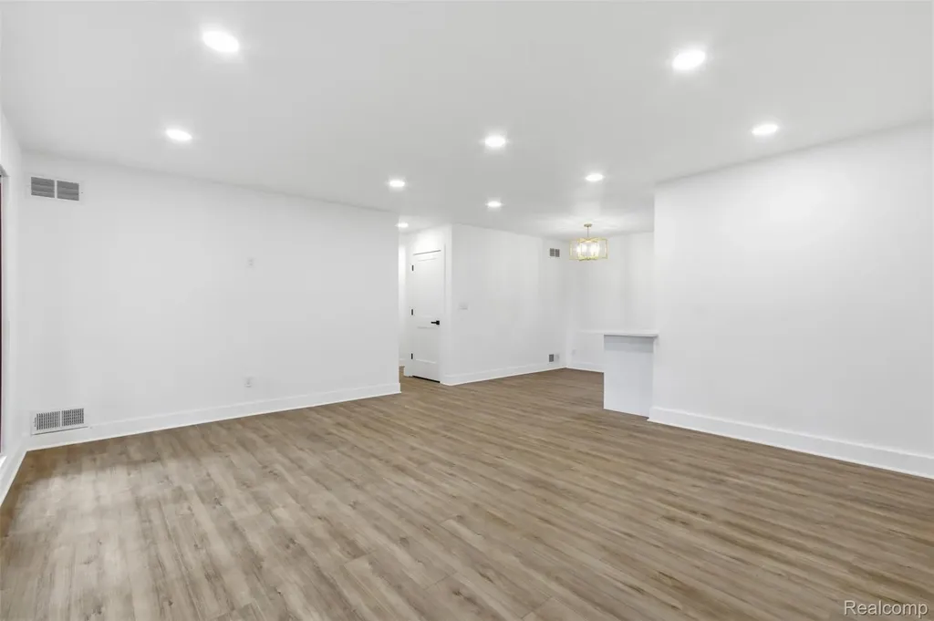 2483 Walce Drive West Bloomfield Charter Township MI 48324