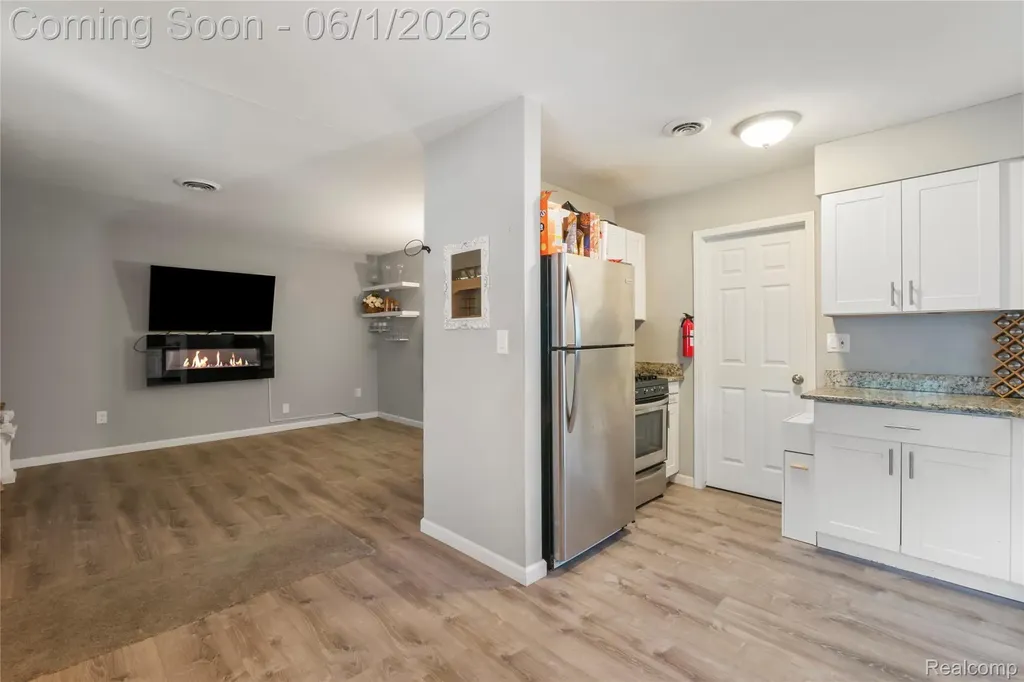 13428 Sarsfield Avenue Warren City MI 48089