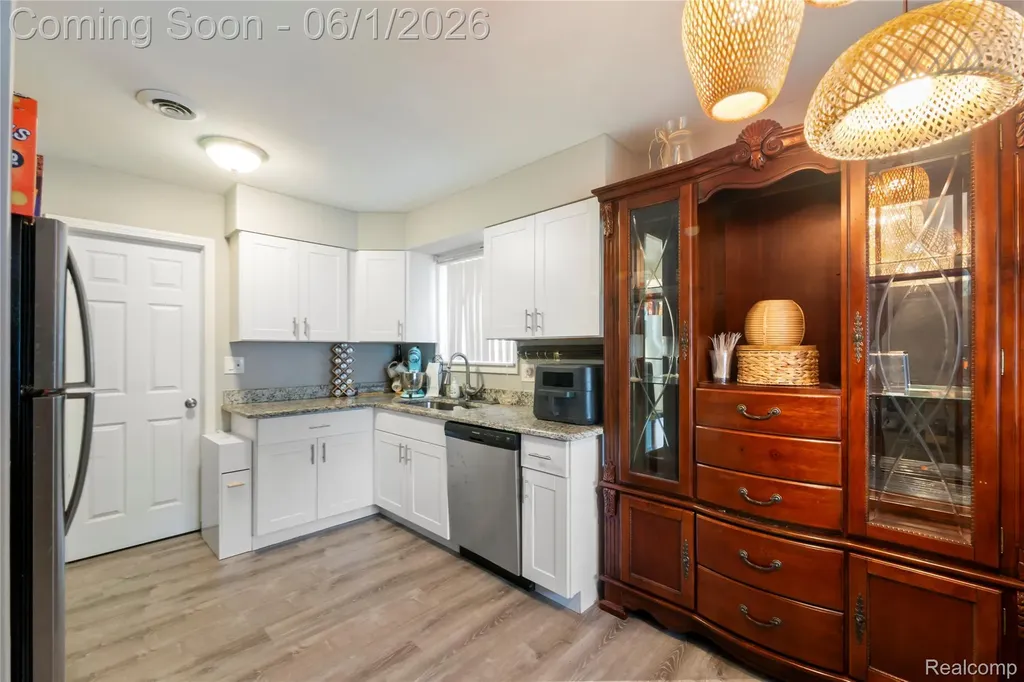 13428 Sarsfield Avenue Warren City MI 48089