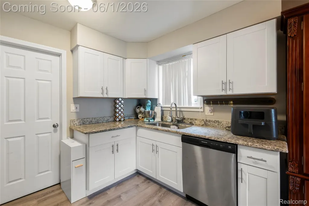 13428 Sarsfield Avenue Warren City MI 48089