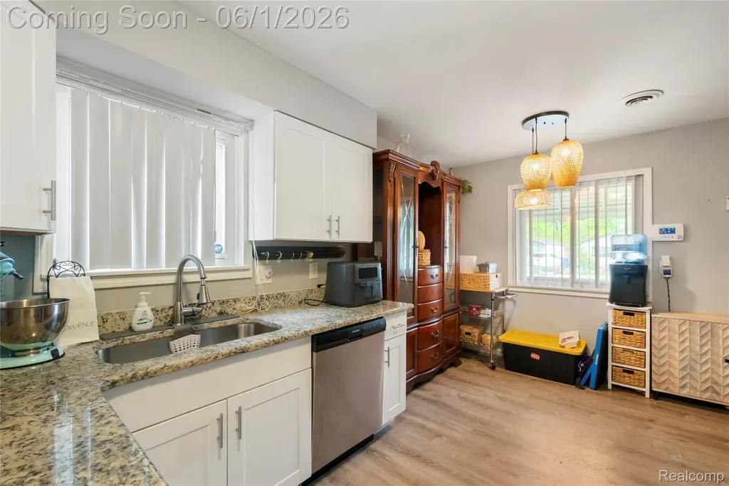 13428 Sarsfield Avenue Warren City MI 48089