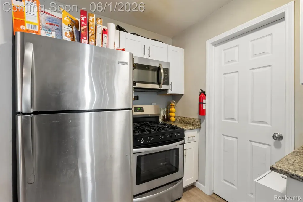 13428 Sarsfield Avenue Warren City MI 48089