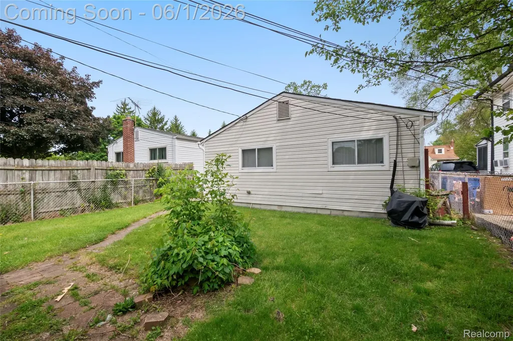 13428 Sarsfield Avenue Warren City MI 48089
