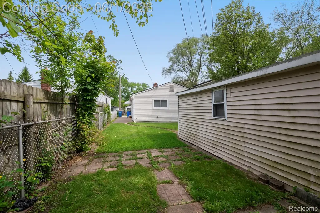 13428 Sarsfield Avenue Warren City MI 48089