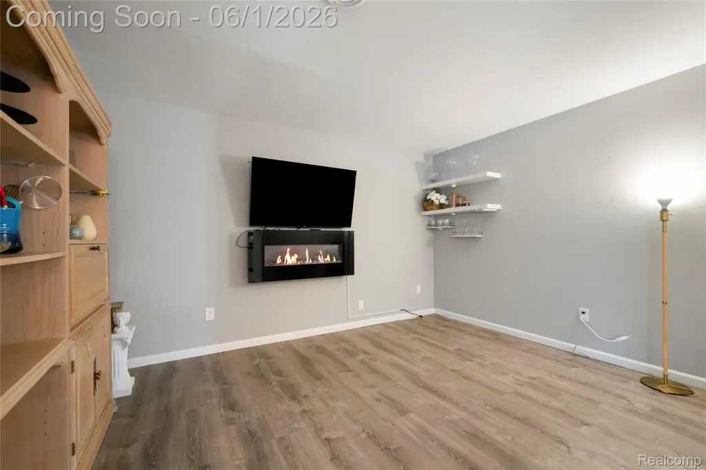 13428 Sarsfield Avenue Warren City MI 48089