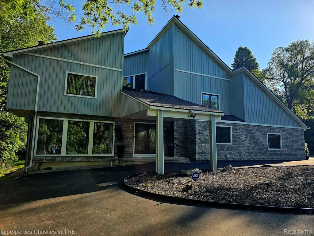 1830 Lone Pine Road Bloomfield Hills City MI 48302