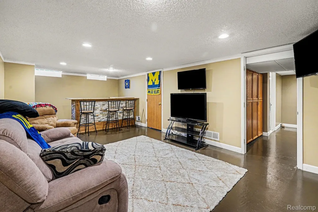 39227 Farmhill Drive Sterling Heights City MI 48313