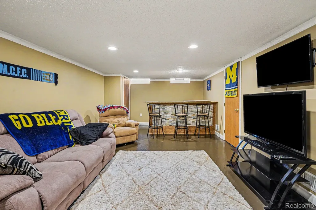 39227 Farmhill Drive Sterling Heights City MI 48313