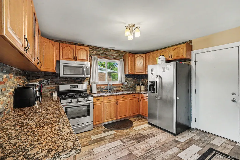 39227 Farmhill Drive Sterling Heights City MI 48313