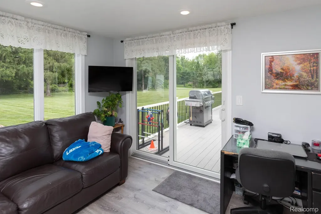 9026 Woodside Road Salem Township MI 48167