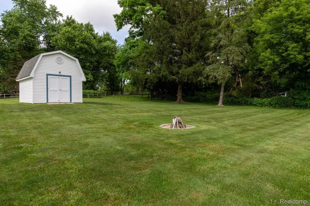 9026 Woodside Road Salem Township MI 48167