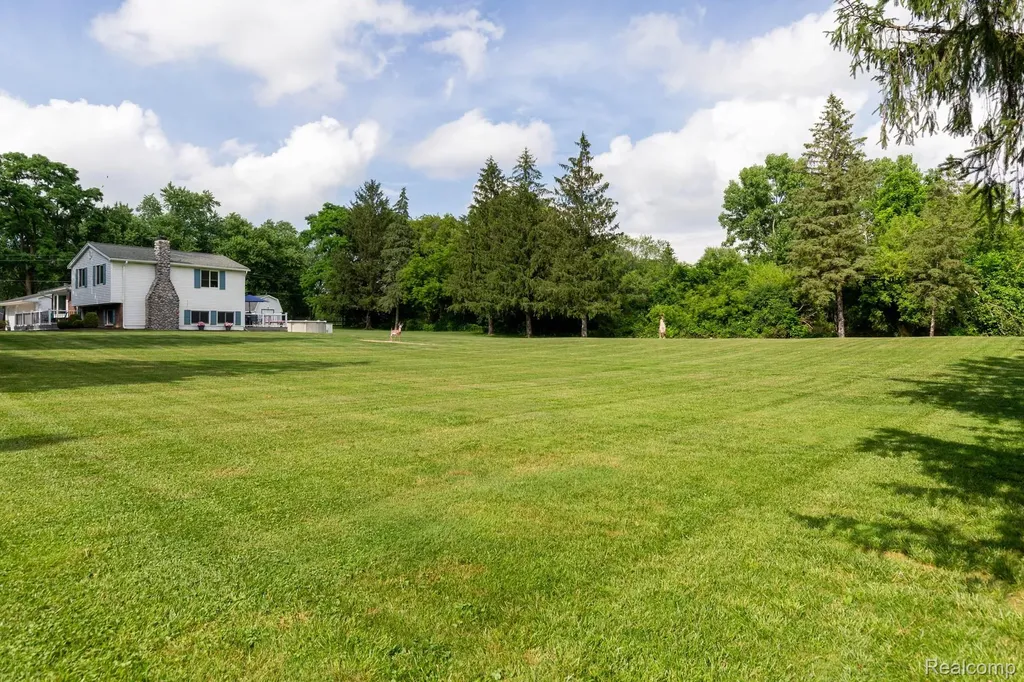 9026 Woodside Road Salem Township MI 48167