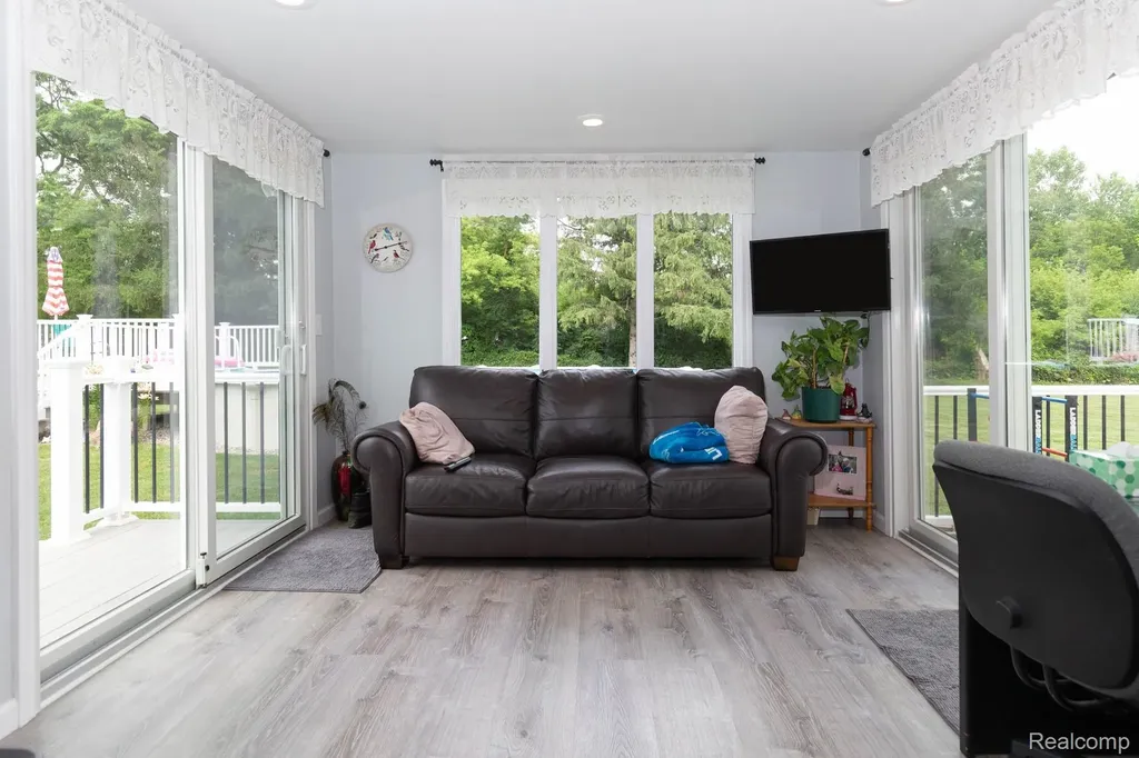 9026 Woodside Road Salem Township MI 48167