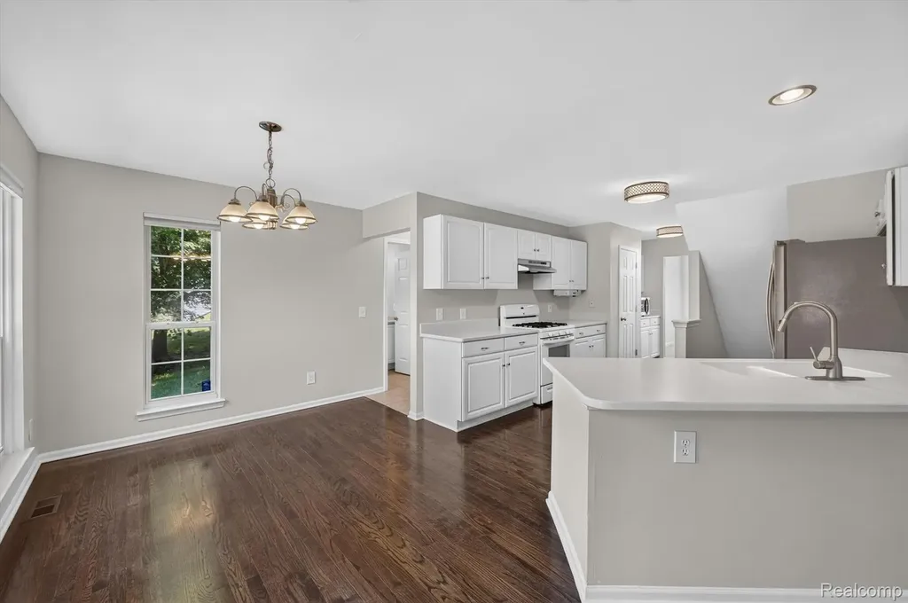 4895 Greenview Drive Commerce Charter Township MI 48382