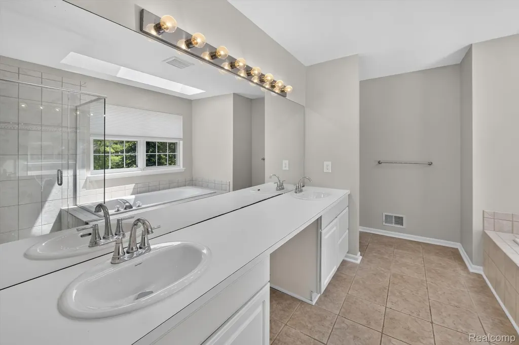 4895 Greenview Drive Commerce Charter Township MI 48382