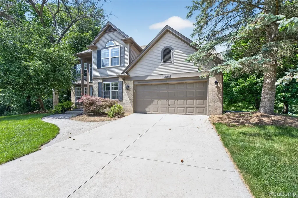 4895 Greenview Drive Commerce Charter Township MI 48382