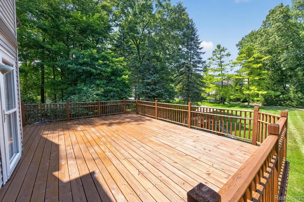 4895 Greenview Drive Commerce Charter Township MI 48382
